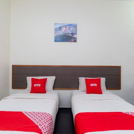 Oyo 44095 Bluewater Hotel Mersing Exterior foto